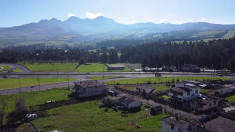 Ecuador-Panmericana-Autobahn-E35-Mit-Vulkan-Ruminahui-Hintergrund,-Luftbildaufnahme