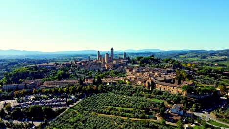 Forward-shot-of-the-town-of-San-Gimignano,-Tuscany,-Italy-with-its-famous-medieval-tower