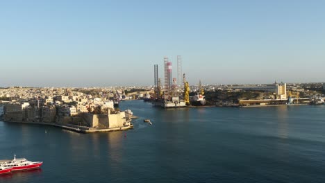Fortificaciones-De-Senglea-En-Isla-Y-Un-Enorme-Astillero-En-Paola,-Malta
