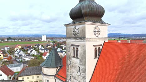 Torre-Del-Reloj-Del-Sitio-Conmemorativo-De-Schloss-Hartheim-Cerca-Del-Pueblo-De-Alkoven-En-La-Alta-Austria