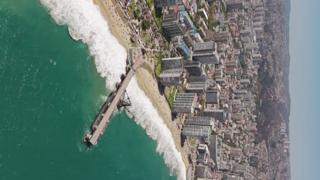 Luftaufnahme-über-Den-Vergara-Pier-In-Vina-Del-Mar-Mit-Hotel-Und-Strandküste-Im-Hintergrund