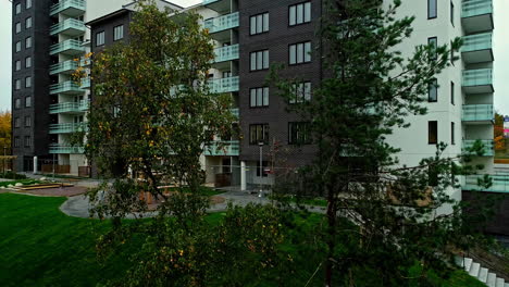 Complejo-De-Apartamentos-Contemporáneo-De-Varios-Pisos-En-Estocolmo,-Suecia-Durante-El-Otoño