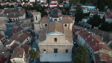 Aerial-revealing-shot-of-the-église-notre-dame-de-l'assomption-de-lambesc