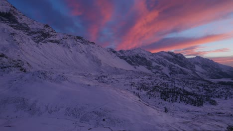 Luftaufnahme-Wunderschöner-Schneebedeckter-Berge-Und-Dramatischer-Rosafarbener-Wolken-Darüber
