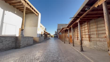 4K-Gimbal-Aufnahme:-Spaziergang-Durch-Die-Alten-Straßen-Des-UNESCO-Weltkulturerbes-In-Der-Altstadt-Von-Buchara,-Usbekistan