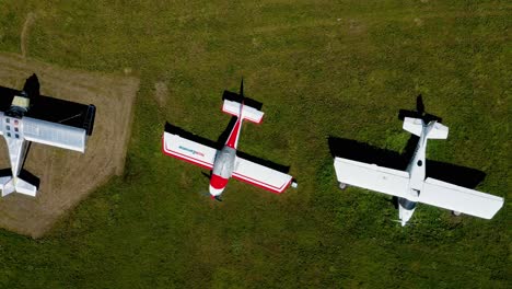 Aerial-view-above-propeller-planes,-at-a-recreational,-lightweight-aircraft-airfield,-in-Torbacka,-Degerby,-Finland---screwdriver,-drone-shot
