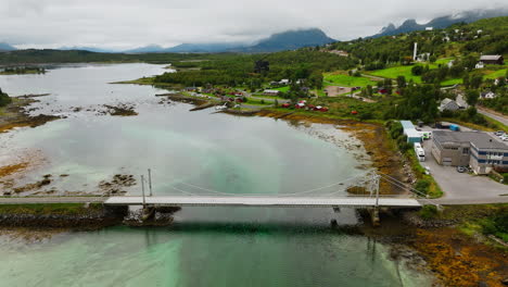 Puente-De-Carretera-Que-Cruza-La-Corriente-De-Marea-Cerca-De-Oppeid-En-Hamaroy,-Noruega