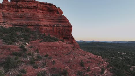 Empinadas-Montañas-De-Roca-Roja-En-Los-Parques-Naturales-De-Sedona-En-Arizona,-Estados-Unidos