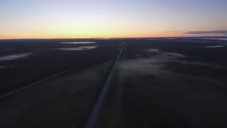 Toma-De-Drones-De-La-Autopista-Transcanadiense-Temprano-En-La-Mañana-Con-Niebla-Baja-Que-Cubre-La-Carretera