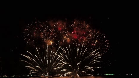 Fantastisches-Feuerwerksfestival-Am-Jahresende-In-Der-Nähe-Der-Küste