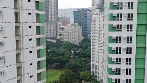 Luftbild-Der-Stadt-Cebu-Mit-Weißen-Hochhäusern,-Die-Die-Szene-Umrahmen