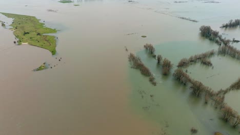 Luftaufnahme-Von-Bauernhöfen-Und-Gemeinden,-Die-Entlang-Des-Flusses-Waal-In-Der-Nähe-Von-Rotterdam,-Niederlande,-überschwemmt-Wurden,-Als-Schwere-Stürme-Das-Gebiet-Heimsuchten