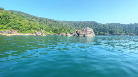 Schildkrötenförmiger-Felsen-Im-Ozean-An-Einem-Sonnigen-Tag-In-Goa,-Indien-4k