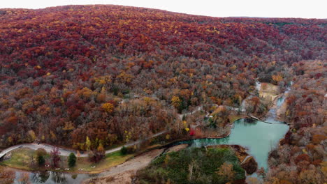Idyllic-Nature-Landscape-During-Autumn-In-Devil's-Den-State-Park,-AR,-USA---Aerial-Shot