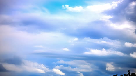 Blaue-Und-Leuchtend-Weiße-Wolkenlandschaft-Im-Zeitraffer