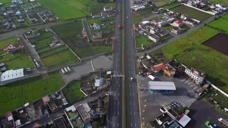 Pan-American-South-E35-Highway-Kreuzt-Städte-Machachi-Aloasi-Ecuador-Luftaufnahme