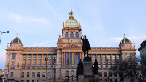 Museo-Nacional-De-Praga,-Estatua-De-San-Wenceslao-En-La-Plaza-De-Wenceslao,-Praga,-República-Checa