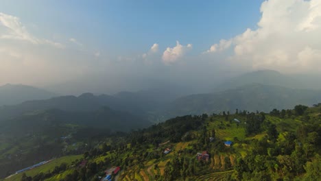 Filmischer-Luftwagen-über-Terrassierten-Feldern-Bis-Hin-Zu-Weitläufigen,-Nebelbedeckten-Bergen-In-Nepal