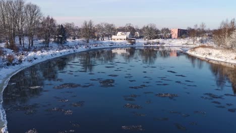 Wide-shot-of-ice-floating-in-a-river-on-a-sunny-winter-day