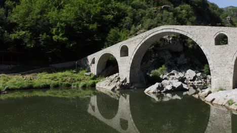 Drohnenschuss,-Der-Sich-Auf-Den-Hauptbogen-Der-Teufelsbrücke-In-Ardino,-Am-Fuße-Des-Rhodope-Gebirges-In-Bulgarien,-Zubewegt