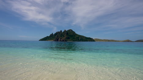 Inseln-In-Fidschi-Mit-Klarem,-Blauem-Wasser-An-Einer-Sandigen-Küste
