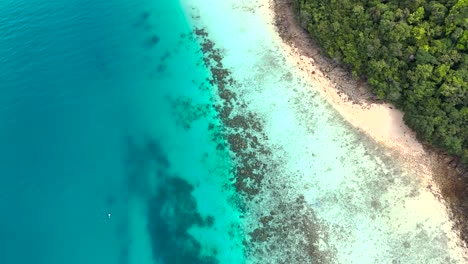 Luftaufnahme-Des-Türkisfarbenen,-Klaren-Ozeans-Und-Der-Tropischen-Insel-Ko-Rok-Noi-In-Thailand