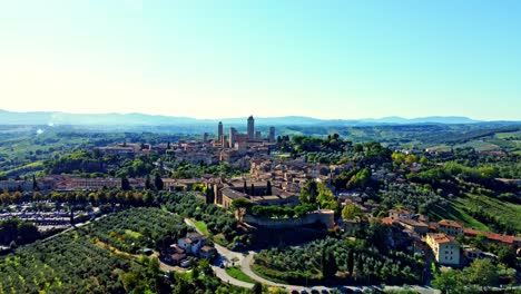 Aerial-of-the-town-of-San-Gimignano,-Tuscany,-Italy