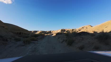 POV-Conduciendo-Un-4x4-Fuera-De-La-Carretera-A-Través-Del-Paisaje-Del-Desierto-De-Utah