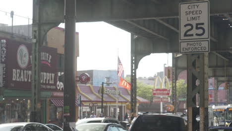 Mc-Donald-Restaurant-In-Brooklyn-Mit-Autoverkehr-Und-Fußgängern