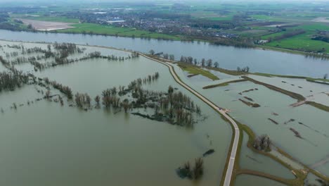 Luftaufnahme-Von-überschwemmten-Bauernhöfen-Und-Landschaften,-Nachdem-Schwere-Unwetter-Die-Niederlande-Heimgesucht-Haben-Und-Der-Fluss-Waal-Seine-Ufer-überschwemmt-Hat