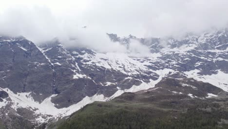Wolke,-Schneebedeckte-Berggipfel,-Italienische-Alpen,-Raue-Naturlandschaft,-Drohne