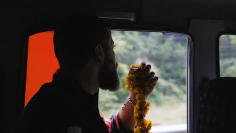 Männlicher-Beifahrer-Hält-Mala-Am-Fahrzeugfenster-In-Nepal