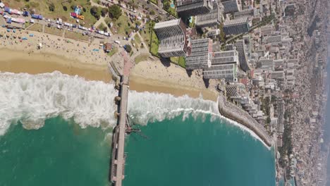 Luftaufnahme-Entlang-Des-Strandes-Von-Acapulco-Und-Des-Vergara-Piers-In-Vina-Del-Mar-Mit-Hotel-Und-Strandküste-Im-Hintergrund