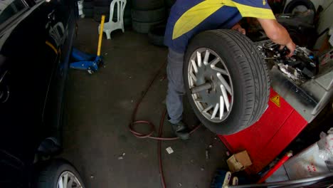 Balancing-Car-Tyres-at-Workshop