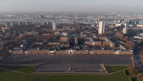 Luftkran-Senkt-Sich-über-Die-Royal-Artillery-Barracks-In-Woolwich,-London