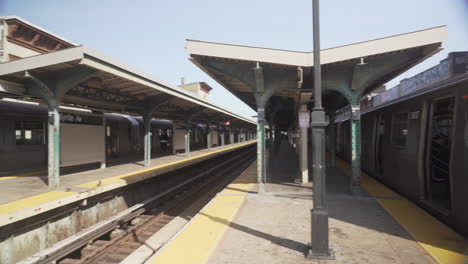 Gire-A-La-Derecha-En-Los-Vagones-Del-Metro-Que-Salen-De-La-Estación.