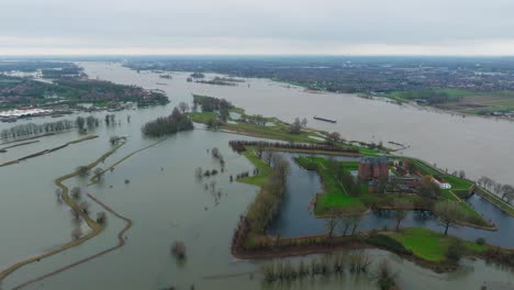 Flooding-around-river-Waal-and-medieval-Loevestein-Castle,-Poederoijen