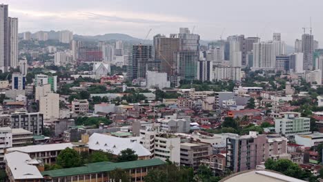 Stadtbild-Von-Cebu-City-An-Einem-Grauen-Tag-Mit-Dichten-Hochhäusern