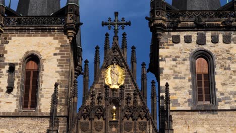 Detalle-De-La-Fachada-De-La-Iglesia-De-Nuestra-Señora-Ante-Týn-Praga,-República-Checa