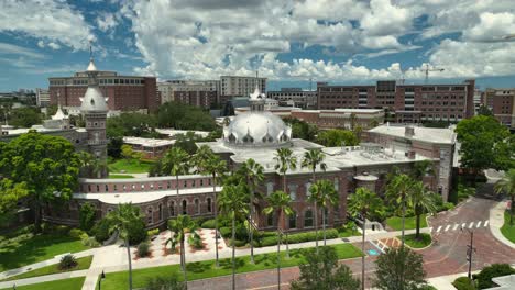Vista-Por-Drones-De-La-Hermosa-Arquitectura-En-Tampa,-Florida
