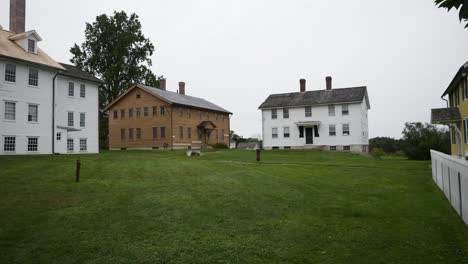 Ein-Langsamer-Schwenk-Zeigt-Bunte-Häuser-In-Einem-Historischen-Shaker-Dorf-In-New-Hampshire