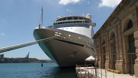 Crucero-Colón-Amarrado-En-El-Gran-Puerto-De-La-Valeta.