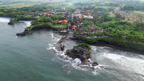 Tanah-Lot-Umgebung-Am-Morgen,-Bali,-Indonesien,-Hoher-Winkel,-Zurückziehen