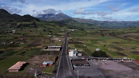 Pueblo-De-El-Chaupi-Hasta-Los-Illinizas-Volcán-Montañas-Drone-Sigue-La-Carretera