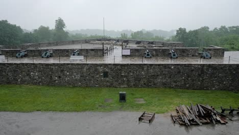 Eine-Schrägansicht-Des-Inneren-Von-Fort-Ticonderoga,-Während-Sanfter-Regen-Auf-Die-Steinmauern-Und-Kanonen-Fällt
