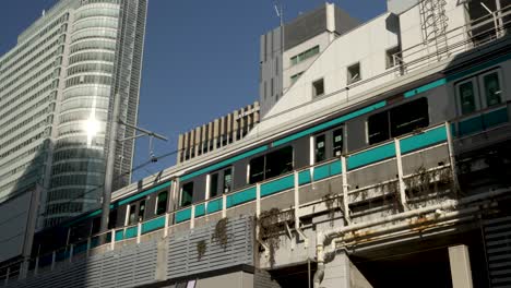 Tozai-U-Bahn-Linie-In-Tokio,-Lebensader-Für-Pendler,-Die-Durch-Die-Stadt-Strömen
