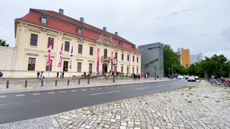 Außenansicht-Des-Jüdischen-Museums-In-Berlin-Mit-Modernem-Gebäude-Im-Hintergrund