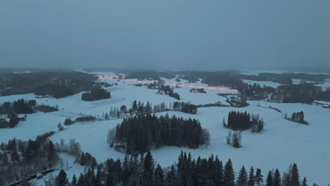Flug-über-Einen-Dunklen,-Bedrohlichen-Wald-In-Der-Wildnis-Lapplands
