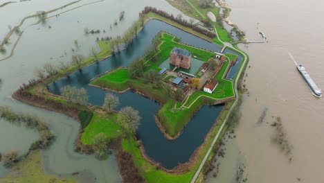 Überflutete-Ufer-Des-Flusses-Waal-Verursachten-Überschwemmungen-Rund-Um-Die-Burg-Loevestein