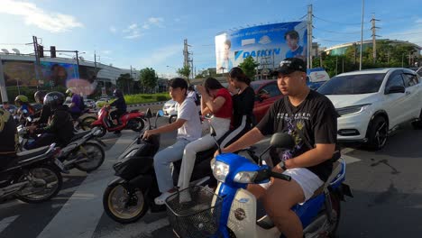 Viele-Motorroller-Warten-Auf-Eine-Rote-Ampel-In-Phuket